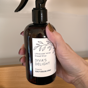 divas_delight_scalp-spray in hand