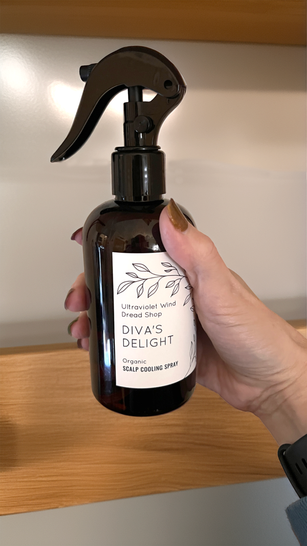 divas_delight_scalp-spray in hand